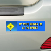 Mijn vrouw denkt dat ik werk? bumpersticker (Op auto)