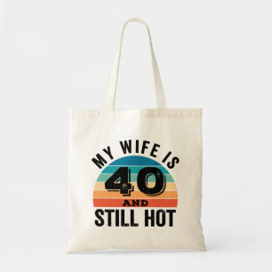 Mijn vrouw is 40 en nog steeds heet tote bag