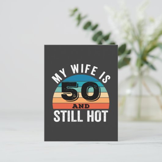Mijn vrouw is 50 en nog steeds heet feestdagenkaart (Staand voorkant)