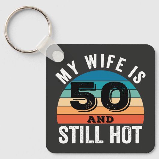 Mijn vrouw is 50 en nog steeds heet sleutelhanger (Voorkant)