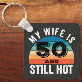 Mijn vrouw is 50 en nog steeds heet sleutelhanger (Voorkant)