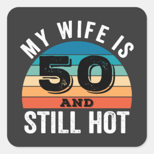 Mijn vrouw is 50 en nog steeds heet vierkante sticker