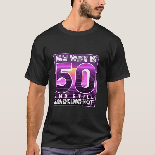 Mijn vrouw is 50 en rokt nog steeds hete 50ste ver t-shirt (Voorkant)
