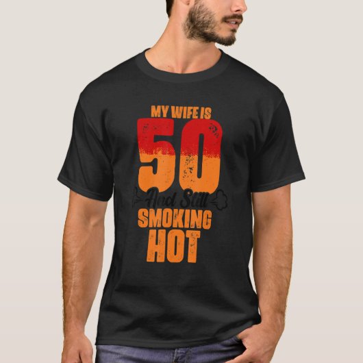 Mijn vrouw is 50 en rokt nog steeds hete vrouw. t-shirt (Voorkant)