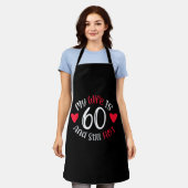 Mijn vrouw is 60 en nog steeds heet grappig kunst schort (Gedragen)