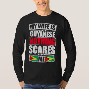 Mijn vrouw is Guyanese... niets wat me bang maakt T-shirt