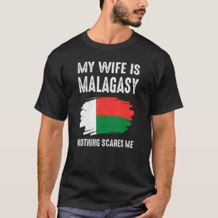 Mijn vrouw is Malagasisch... niets dat me bang maa T-shirt