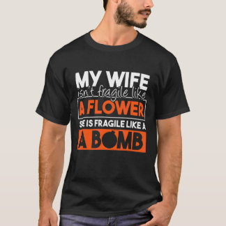 Mijn vrouw is niet kwetsbaar als een bloem, ze is  t-shirt