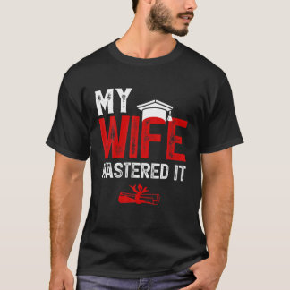 Mijn vrouw leidde het masterdiploma van de vrouw t-shirt