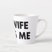 Mijn vrouw slaat me retro  grappig latte mok (Rechts)