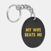 Mijn vrouw slaat me retro  grappig sleutelhanger (Voorkant Links)