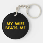 Mijn vrouw slaat me retro  grappig sleutelhanger (Achterkant)