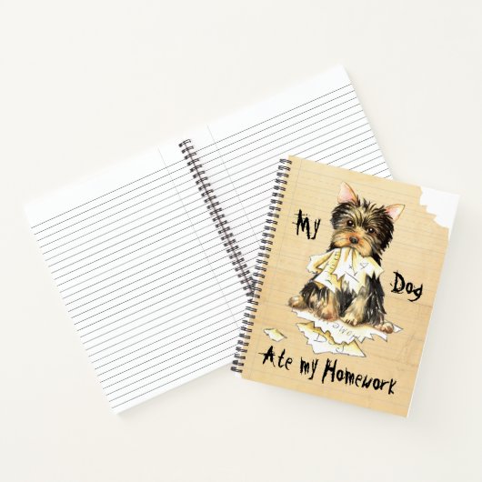 Mijn Yorkie at mijn huiswerk Notitieboek (Binnen)