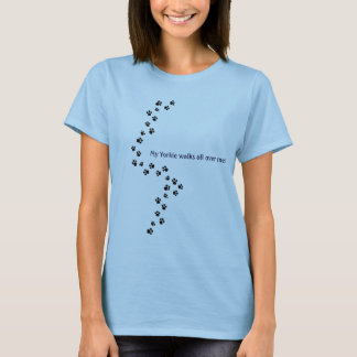 Mijn Yorkie loopt over me heen. T-shirt