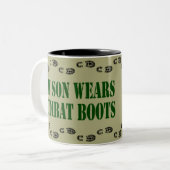 Mijn zoon draagt de Mok van de Combat Boots (Voorkant links)