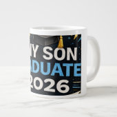 Mijn zoon is afgestudeerd 2026 grote koffiekop (Voorkant rechts)