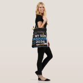 Mijn zoon is afgestudeerd 2026 tote bag (Op model)