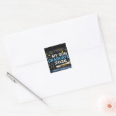 Mijn zoon is afgestudeerd 2026 vierkante sticker (Envelop)