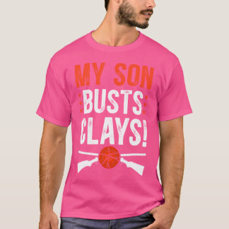 Mijn zoon schiet kleiduiven tijdens het schieten m t-shirt
