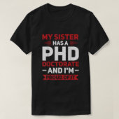 Mijn zus heeft een PHD Doctorate PhD Afstuderen T-shirt (Design voorkant)