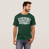 Mijn zus heeft een PhD Doctorsjongen T-shirt (Voorkant volledig)