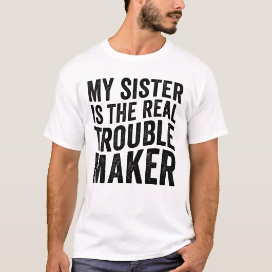 Mijn zus is de echte herrieschopper Grappig T-shirt (Voorkant)