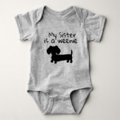 Mijn zus is een Weenie - Wiener Dog Baby Gift Romper (Voorkant)