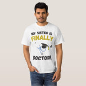 Mijn zus is eindelijk een dokter - Medisch geschen T-shirt (Voorkant volledig)