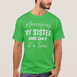 Mijn zuster één dag tegelijk irriteren met mijn S T-shirt