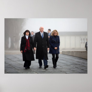 Mike, Karen en Charlotte Pence in Dachau Poster