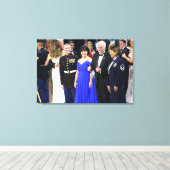 Mike & Karen Pence - Trumps dansen op achtergrond Canvas Afdruk (Insitu (Houten vloer))