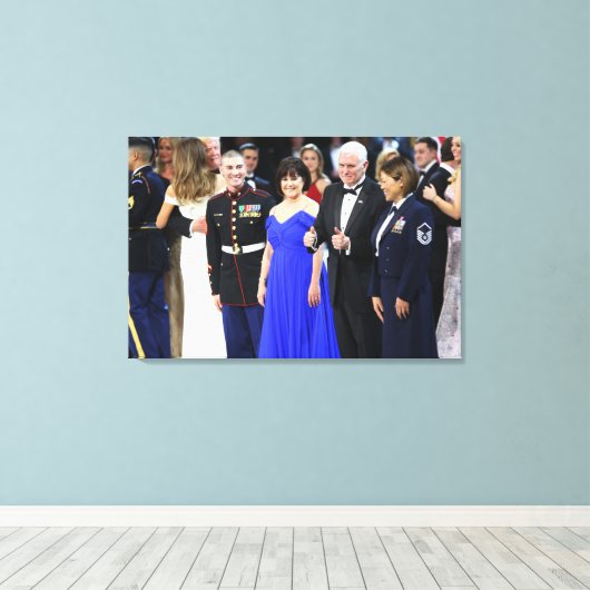 Mike & Karen Pence - Trumps dansen op achtergrond Canvas Afdruk (Insitu (Houten vloer))