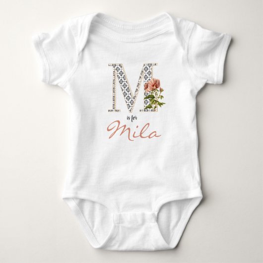 Mila Name onthult Floral Letter M Girl Whimsical Romper (Voorkant)