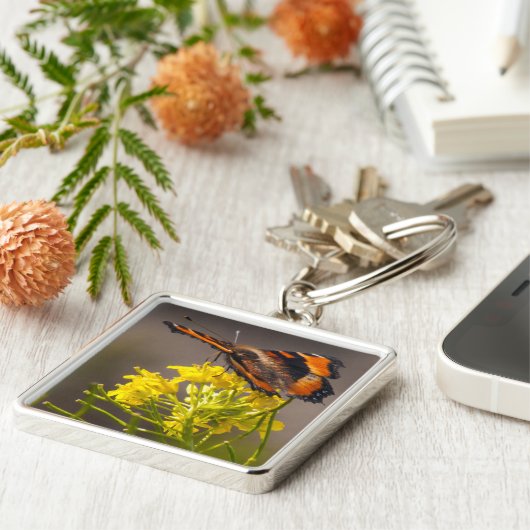 Milbert's Tortoiseshel Butterfly gaat dicht Sleutelhanger (Zijkant)