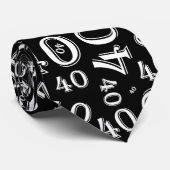 Milestone 40 Random Number Pattern Zwart/Wit Stropdas (Opgerold)