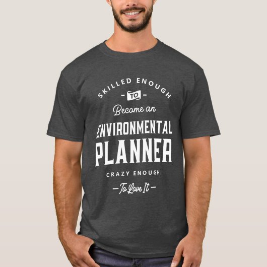 Milieuplanner Grappige Functietitel Beroep fam T-shirt (Voorkant)