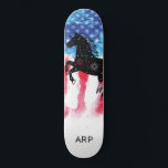 *~* Militair KOSMISCH PAARD Rood Wit Blauw Vlag Persoonlijk Skateboard<br><div class="desc">* Energetisch verbeterd / doordrenkt COSMIC HORSE silhouet op de Amerikaanse vlag * Patriottische Amerikaanse vlag met een COSMIC HORSE silhouet. Ja. Dit ontwerp toont de Amerikaanse vlag, ook wel bekend als Old Glory en Stars and Stripes. Dit Waterverf Amerikaanse vlagontwerp bevat de kleuren Rood Wit Blauw in de vorm...</div>