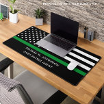 Militair officier gepersonaliseerde dunne groene l bureaumat<br><div class="desc">Dunne groene lijn Amerikaanse vlag militaire bureau mat - VS Amerikaanse vlag ontwerp in militaire vlag kleuren.. Perfect voor alle militairen, leger, grensbescherming, grenspatrouille, conserveringsambtenaar, parkranger, wildwachter, federale wetshandhaving. Personaliseer deze dunne groene lijn bureau naam mat met naam, en titel. Perfect voor afstuderen geschenken, promotie geschenken, afdeling desk naam borden...</div>