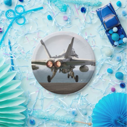 Militair vliegtuig om de vliegtuig te lanceren papieren bordje (Feest)