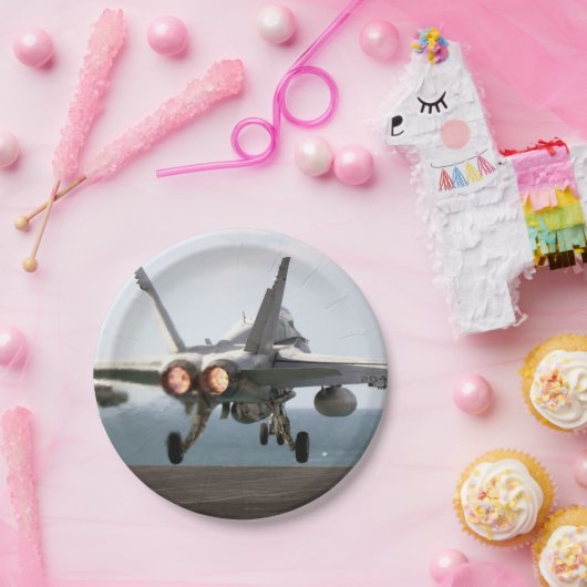 Militair vliegtuig om de vliegtuig te lanceren papieren bordje (Feest)