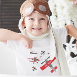 Militair WWWII-vliegtuig Retro Red en Black Kinder Shirts<br><div class="desc">Geef je kleine vliegtuigje zijn eigen retro-T-shirt. Shirt heeft rode en zwarte  vliegtuigen. Pas het shirt aan met de voornaam van je jongen,  die op verschillende vleugels van het vliegtuig past. Dit shirt is perfect voor iedereen die van vliegen houdt,  vliegtuigen,  geschiedenis en het leger.</div>