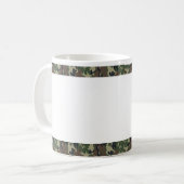 Militaire boscamouflage achtergrond met wit mok (Voorkant links)