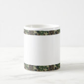 Militaire boscamouflage achtergrond met wit mok (Center)