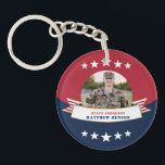 Militaire dienst Foto Red White Blue Sleutelhanger<br><div class="desc">Eet uw dienstman met deze patriottische rode witte en blauwe 2-inch ronde acryl dubbelzijdige sleutelketen met één enkele centrale cirkelfoto, een sterren en strepen banner met een faux folie grens en placeholders voor de naam en rang van uw speciale dienstpersoon. Geweldige cadeautjes voor ouders en grootouders! Beschikbaar in andere types...</div>