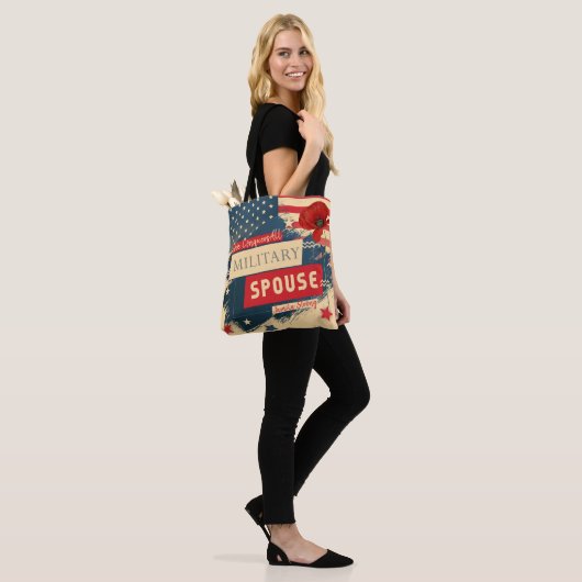 Militaire echtgenoot tote bag (Op model)