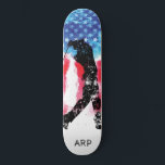 *~* Militaire Golf Golfer Rode Witte Blauwe Vlag Persoonlijk Skateboard<br><div class="desc">* Patriottische Amerikaanse vlag met zwarte Golfer / Golf silhouet. Ja. Dit ontwerp toont de Amerikaanse vlag, ook wel bekend als Old Glory en Stars and Stripes. Dit Waterverf Amerikaanse vlagontwerp bevat de kleuren Rood Wit Blauw in de vorm van sterren en gestreept. * Geweldig voor de viering van 4...</div>