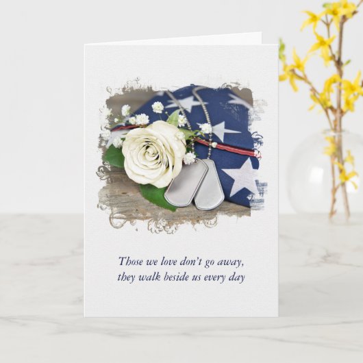 Militaire honden- en witte rozensympathie kaart (Gele Bloem)