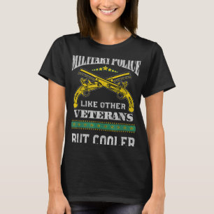 Militaire politie zoals andere veteranen, maar koe t-shirt