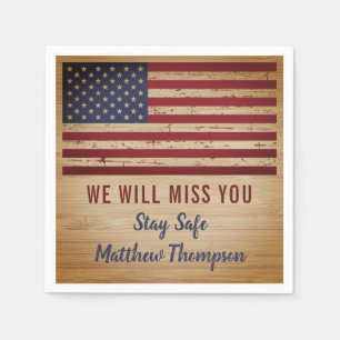 Militaire soldaat die de Amerikaanse vlag afvoert Servet