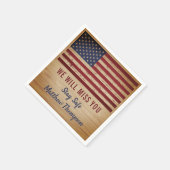 Militaire soldaat die de Amerikaanse vlag afvoert Servet (Hoek)